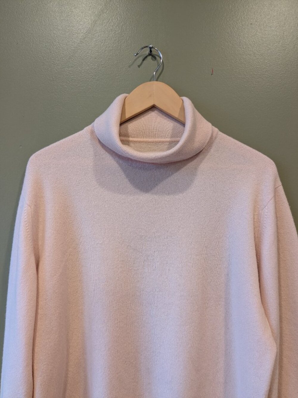 Pringle Scotland 100% Cashmere Soft Pink Roll Turtleneck Sweater Md/Lg Heritage - Picture 2 of 15